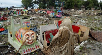 Socorristas luchan por auxiliar a habitantes atrapados tras tsunami en Indonesia