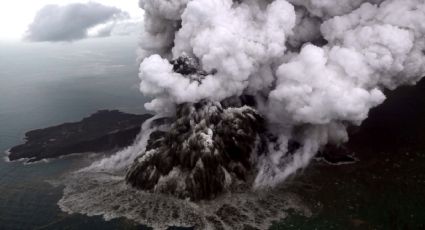 Autoridades de Indonesia elevan alerta por erupción en el volcán Anak Krakatau