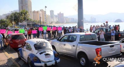 Alumnos de la Uagro bloquean la Costera para pedir diálogo con el rector 