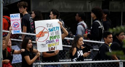 Estudiantes son detenidos por amenaza de tiroteo en escuela de Los Angeles