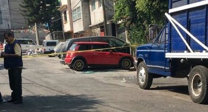 Acribillan a conductor de un Mini Cooper en Iztapalapa