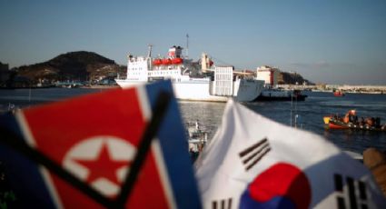 Manifestantes surcoreanos reciben a barco con artistas de Corea del Norte (VIDEO)