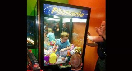 Niño queda atrapado en máquina expendedora de juguetes (VIDEO) 