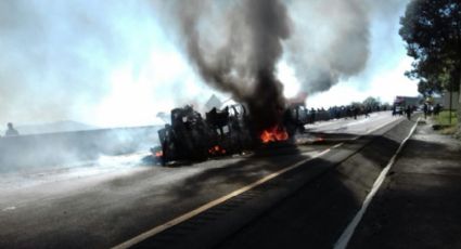 Tráiler vuelca en autopista Puebla-Córdoba