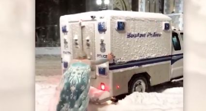 Hombre disfrazado de Elsa va al rescate de camioneta de la policía (VIDEO) 