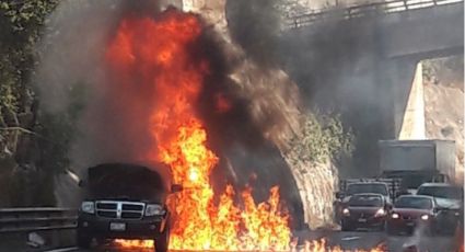 Incendio de vehículos provoca cierre de la carretera Chamapa-La Venta (VIDEO)