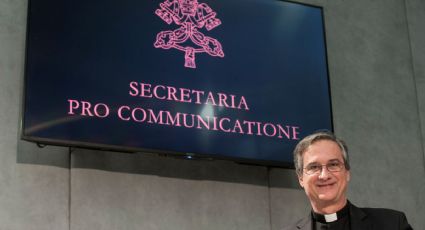 Renuncia secretario de comunicación del Vaticano