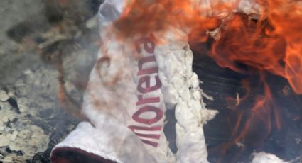 Militantes de Morena queman figura de AMLO en NL (VIDEO)