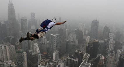 Detienen a ruso por tirarse de paracaídas del edificio más alto de Pekín (VIDEO)