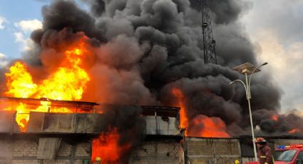 Incendio consume fábrica de esponja en Edomex (VIDEO)