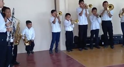 Niño oaxaqueño cautiva con su peculiar forma de bailar y tocar en una banda (VIDEO) 