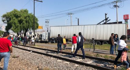 Accidente de tráiler colapsa vialidades en San Mateo Atenco, Edomex