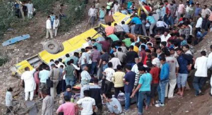 Al menos 17 niños mueren en accidente de autobús escolar en la India