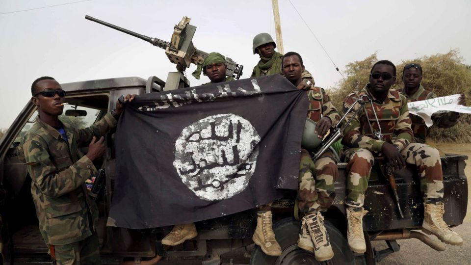 Soldados nigerianos sostienen una bandera de Boko Haram
