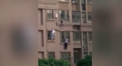 Al puro estilo de 'Spiderman', hombres escalan edificio para rescatar a menor (VIDEO) 