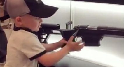 Niño de cuatro años muestra cómo utilizar un rifle (VIDEO)