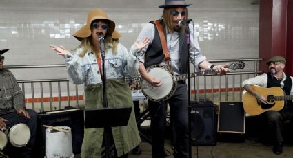 Christina Aguilera sorprende a fans en el metro de NY (VIDEO)