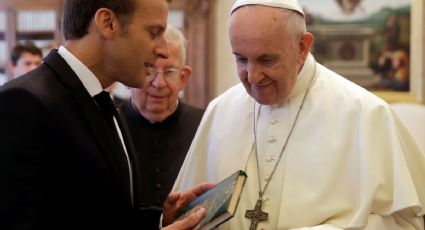 Papa Francisco y Macron dialogan en el Vaticano sobre inmigración (VIDEO)