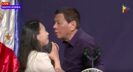 Presidente de Filipinas obliga a mujer a besarlo en la boca (VIDEO)