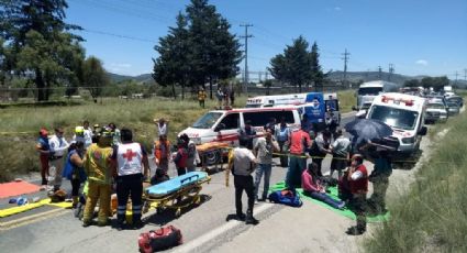 Volcadura de autobús deja 14 lesionados en Puebla 