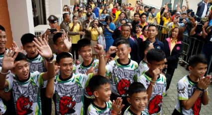 Niños tailandeses salen de hospital y dicen que rescate fue 'milagroso' (VIDEO)