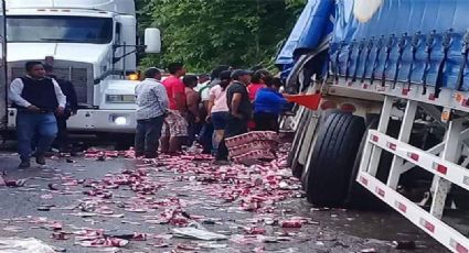 Roban cerveza de camión que se volcó en carretera de Oaxaca (FOTOS)