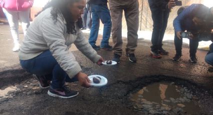 Con pastel y mañanitas festejan tercer aniversario de 'bache' en Toluca (VIDEO)