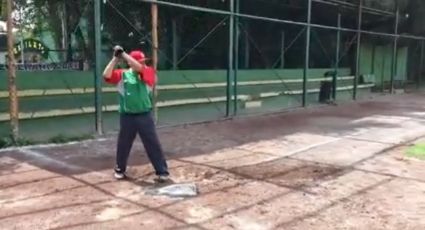 AMLO 'se escapa' a jugar beisbol para liberar el estrés (VIDEO)