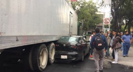 Un herido deja accidente entre auto y tráiler en Insurgentes 