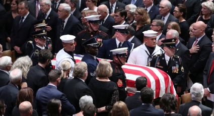 Dan último adiós a John McCain en Washington