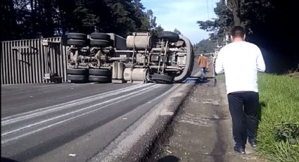 Tránsito afectado en la México-Toluca por volcadura de tráiler 