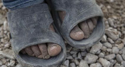 Por llegar tarde y usar chanclas, profesor corre de la escuela a alumno 