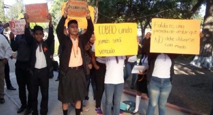 Hombres con faldas y mujeres con pantalones en protesta contra acoso en escuela de Oaxaca 