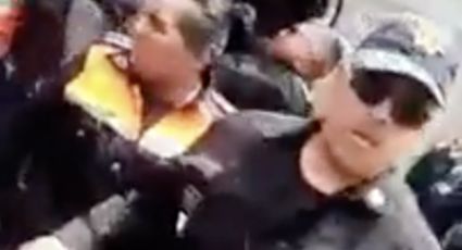 Pelean policias estatales contra estudiantes de preparatoria en Edomex (VIDEO) 