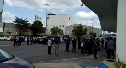 Desalojan plaza comercial por fuerte olor a gas en Villahermosa