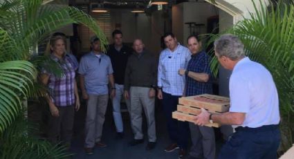 George Bush reparte pizzas a empleados por cierre de Gobierno en EEUU