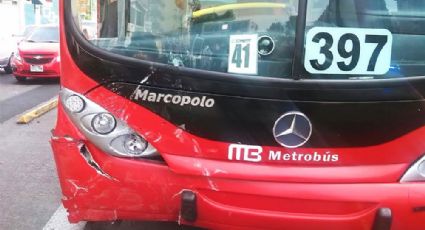 Choque de Metrobús y combi deja 12 lesionados en Iztacalco