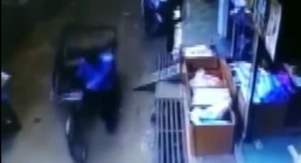 Niño se salva al caer desde balcón sobre bicitaxi (VIDEO)