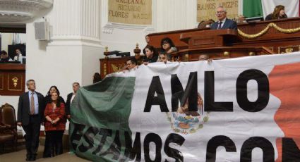 Congresistas de Morena habrían violado Ley al mostrar bandera con leyenda en apoyo a AMLO