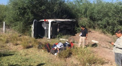 Vuelca camioneta en que viajaban reporteros que cubren gira de AMLO por Sonora