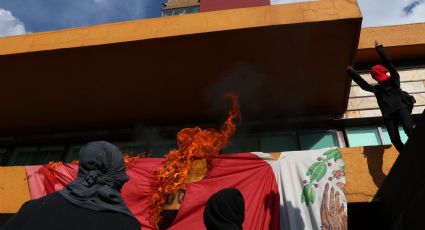 Encapuchados queman bandera de México en Rectoría y saquean librería