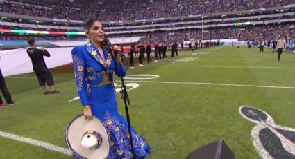 Ana Bárbara lo vuelve hacer, se equivoca al entonar el Himno Nacional (VIDEO)