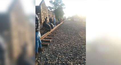 Normalistas vuelven a tomar vías férreas en Tiripetío