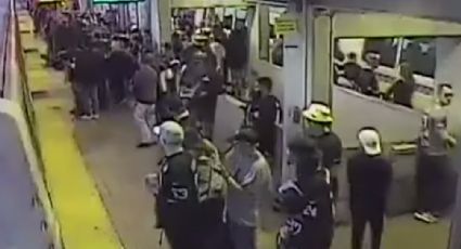 Cae a vías del metro, empleado lo salva de ser atropellado (VIDEO)