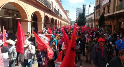 Antorchistas colapsan movilidad en Toluca; marchan 5 mil simpatizantes