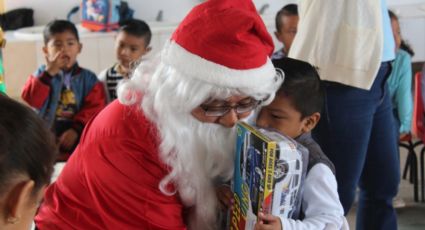 Diputado se disfraza de Santa Claus y reparte regalos en escuelas de Campeche