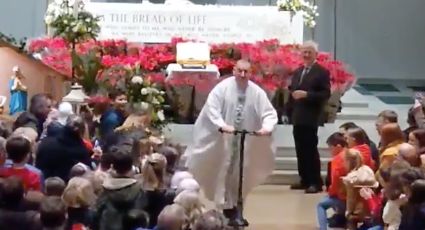 Sacerdote sale de misa de Nochebuena en monopatín (VIDEO)