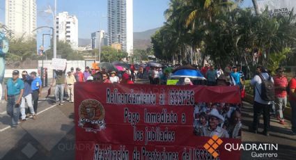 Maestros marchan por Costera de Acapulco; exigen reactivación de 5 mil plazas