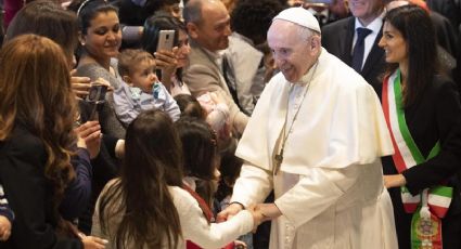 Critican al Papa Francisco por su comportamiento con feligreses (VIDEO)