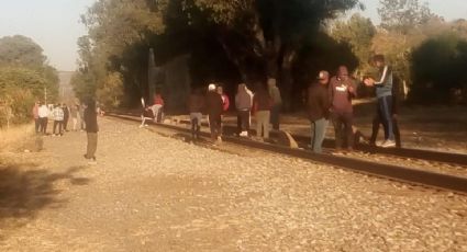 Continúan bloqueadas las vías del tren en Tiripetío, Michoacán